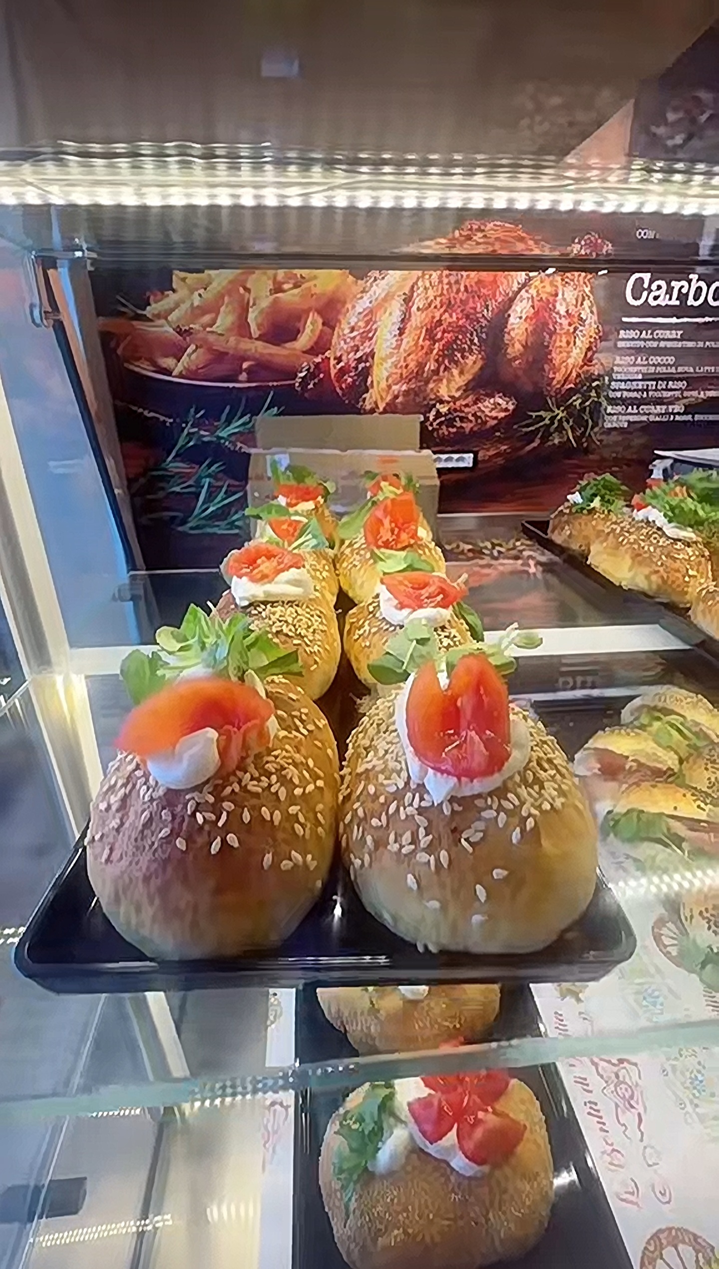Il banco di Pollo Lab 2, con il menù del giorno